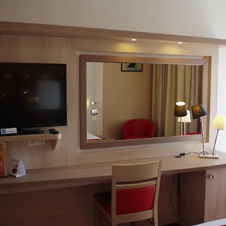 Logis Hotels, Aquilon, Saint-nazaire 호텔 4*
